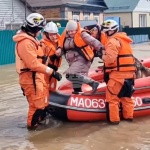 Русия евакуира около 2000 души от наводнените им домове в Орск