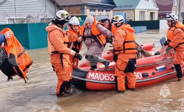 Русия евакуира около 2000 души от наводнените им домове в Орск