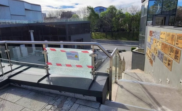 Пияни младежи атакуваха Епископската базилика миналата нощ Вандалите са хвърляли