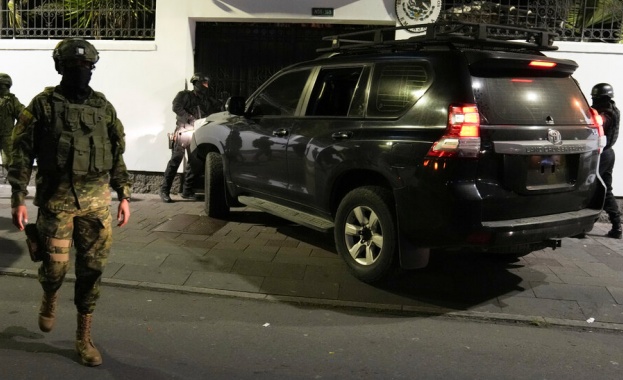 Еквадорски полицаи влязоха в мексиканското посолство в Кито в петък