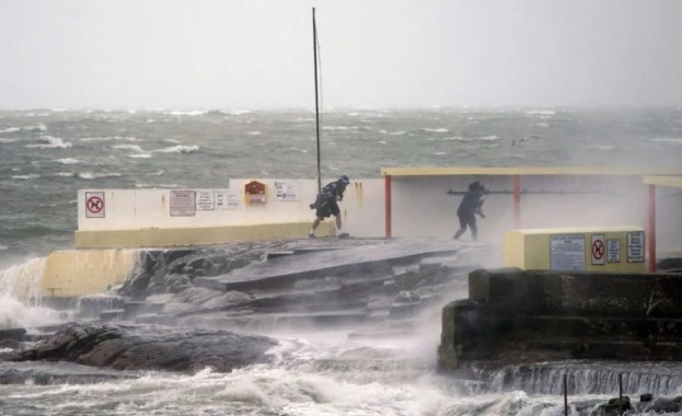 Бурята Катлийн: Много силни пориви удариха Ирландия, тъй като хората бяха призовани да стоят далеч от брега