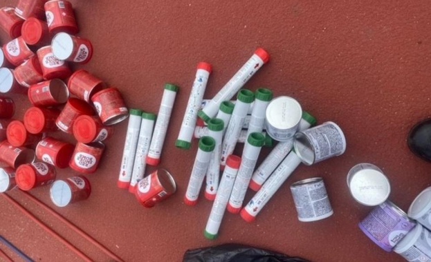 Осем големи ракети и множество димки с дистанционно управление са