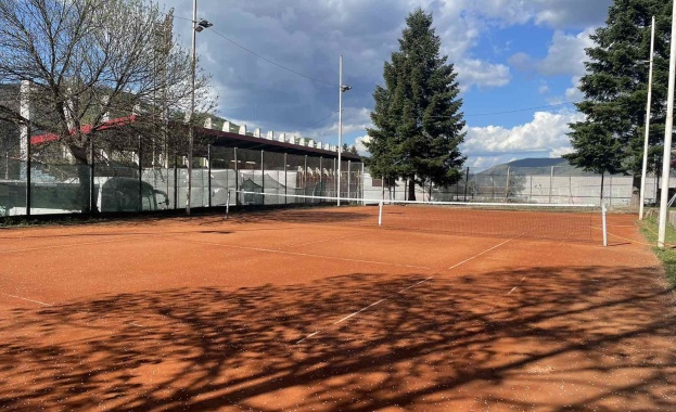 Приключи ремонта на игрището за тенис на корт в гр. Етрополе