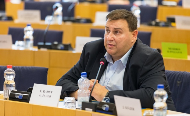 Емил Радев призова за стриктно прилагане на регулаторните мерки срещу злоупотребите чрез системи с изкуствен интелект