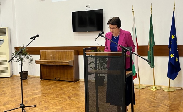Зам.-министър Лазарова: Планираме обучения безопасен интернет по програма на МОН