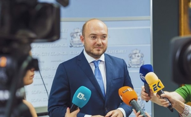 Над 1 4 млн лева или 700 заплати по средно 2000