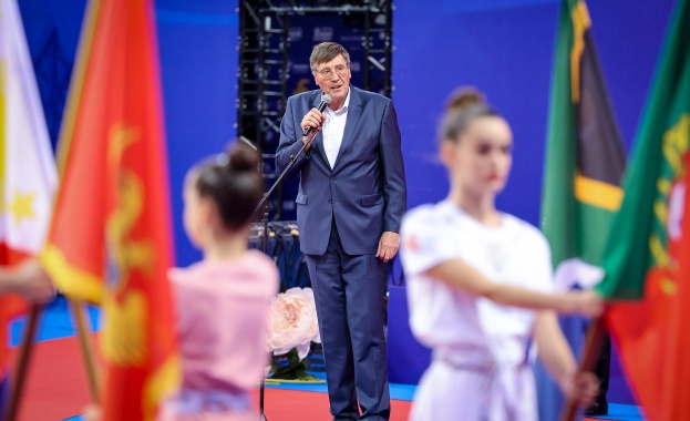 Министър Глушков приветства участничките в Световната купа по художествена гимнастика в София