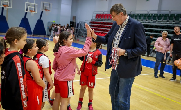 Министър Георги Глушков награди участниците в детски баскетболен турнир 