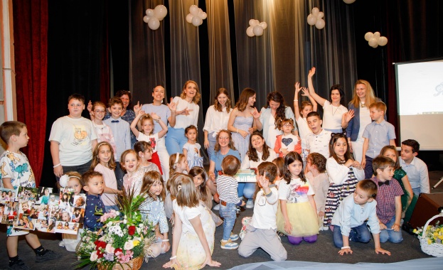 Вече 15 години помагаме на децата да изразяват себе си