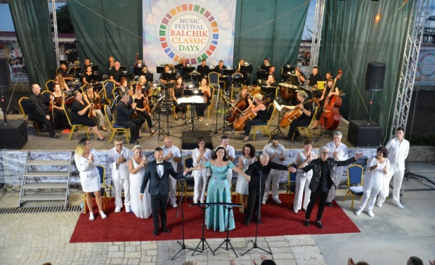 Еделина Кънева, Орлин Горанов и Орлин Павлов в "Ах, този мюзикъл" във вторник