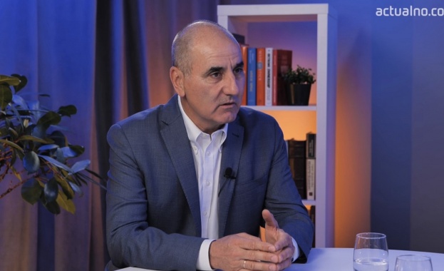 Можем да направим обосновано предположение че има подобни снимки компрометиращи