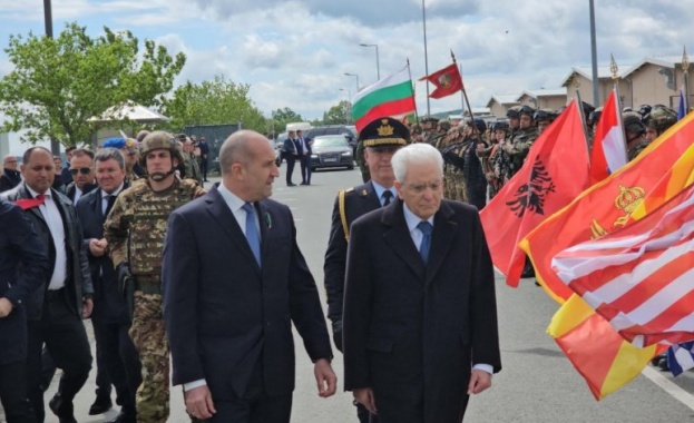 Снимка: Президентът Радев и италианският президент се срещнаха с военни на полигон "Ново село"