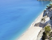 Забраняват чадърите и шезлонгите на близо 200 плажа в Гърция