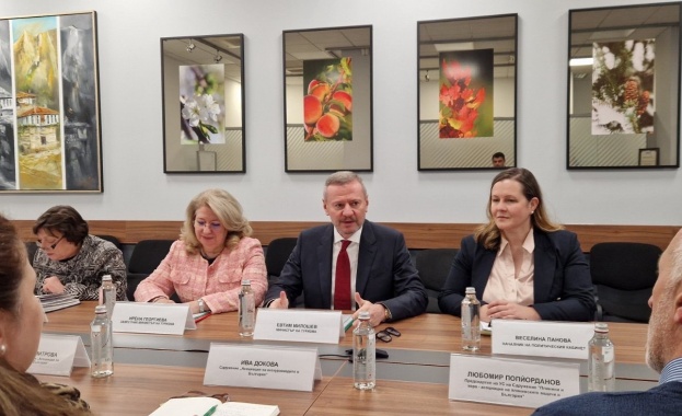 Министър Милошев се срещна с представителите на екскурзоводите в България