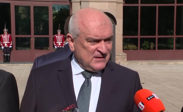 Държавният глава Румен Радев и служебният министър председател Димитър Главчев се