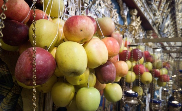 Стотици вярващи от цялата страна се стичат към църквата Успение