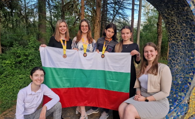 Три български ученички с медали от Европейската олимпиада по математика за момичета