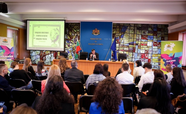 Министър Глушков откри младежкия форум „Огласи визията си. Бъди информиран, подготвен, ангажиран“