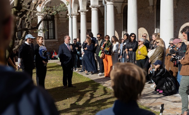 The Observer&The Guardian определи “Съседите” за най-голямото откритие на 60-ото Биенале във Венеция