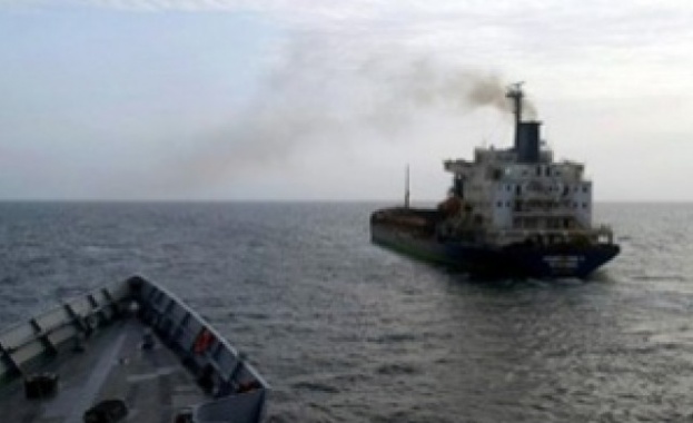 Гръцка военноморска фрегата стреля по два дрона приближаващи кораба в