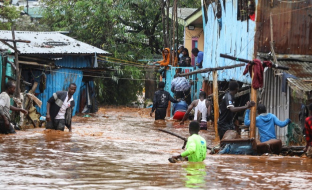 Най малко 70 души са загинали при наводнения и поройни