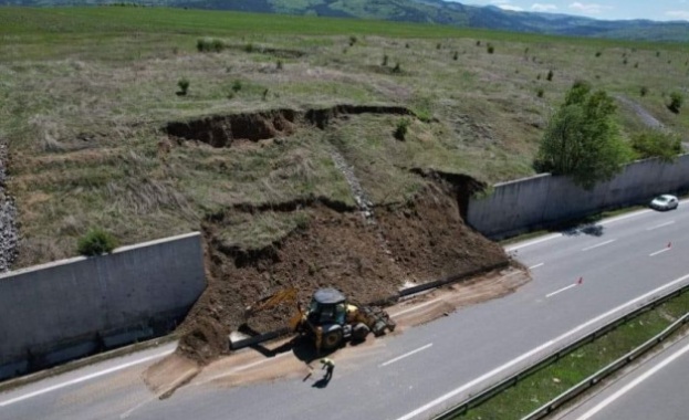 Има опасност още една от стените на Автомагистрала „Струма” да се срути