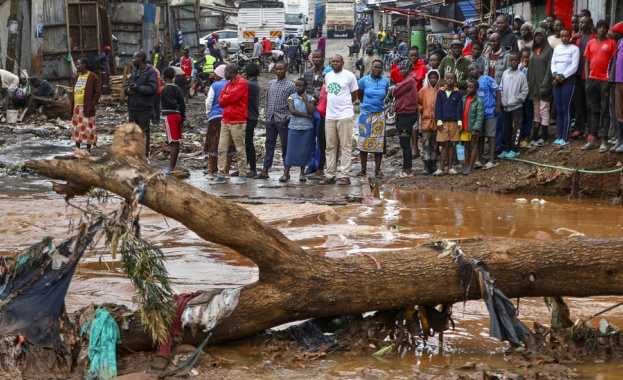 Най малко 45 души са загинали при скъсване на язовирна стена