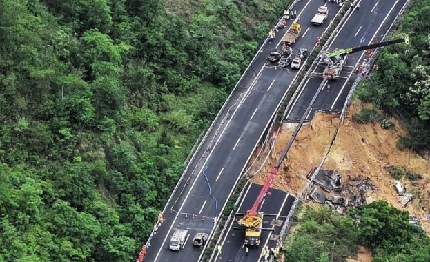 Броят на жертвите след срутването на магистрала в Китай се увеличава
