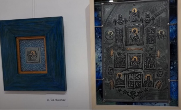 Художничката Петя Христова представи самостоятелната си изложба "Иконите и стъклото" в Ямбол