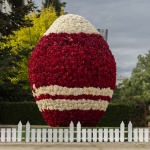 Ямбол посреща Великден с три уникални триметрови яйца, изработени от хиляди цветя