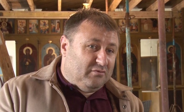 Той е мюсюлманин който възстановява християнски храмове Разказвали сме ви