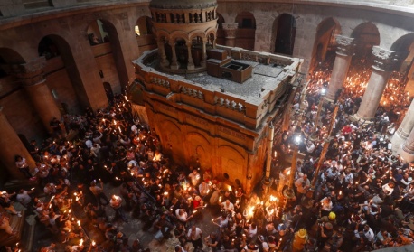 Благодатният огън от Йерусалим пристигна в България