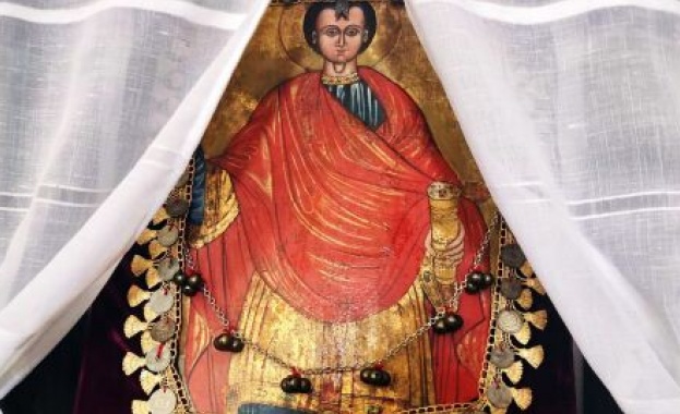 Чудо на Възкресение миро потече от 160 годишна икона в