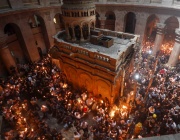 Благодатният огън се спусна в църквата "Възкресение Христово" в Йерусалим