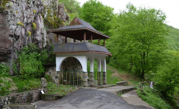 Хиляди хора ще се стекат край извора в планинската местност