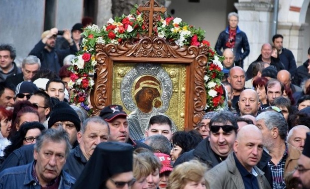 Литийно шествие с чудотворната икона от Бачковския манастир, на втория ден от Великден