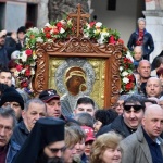 Стотици вярващи се включват в литийното шествие с чудотворната икона в Бачковския манастир