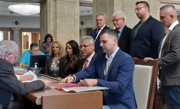 ЛЕВИЦАТА регистрира в Централата избирателна комисия листата си за изборите