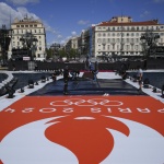 Над 150 000 души посрещат олимпийския огън в Марсилия