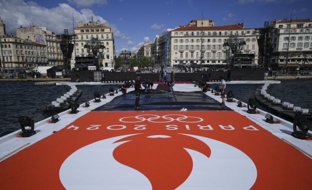 Над 150 000 души посрещат олимпийския огън в Марсилия