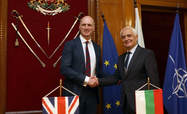 Министърът на отбраната Атанас Запрянов и министърът за Въоръжените сили