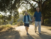 Пет часа ходене седмично намаляват риска от рак