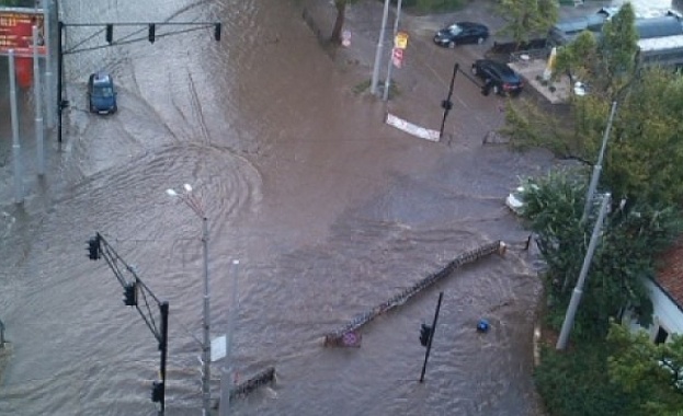 Започва описването и разчистването на щетите в Плевен след пороя