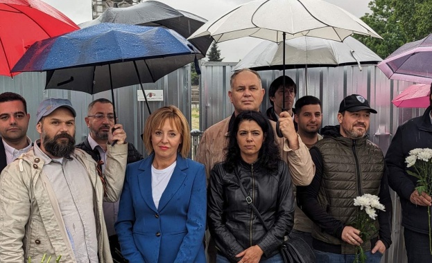 С цветя и надпис върху оградата на паметника на съветската