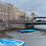 Пътнически автобус падна в река Мойка в Санкт Петербург, седем души са загинали (Обновена)