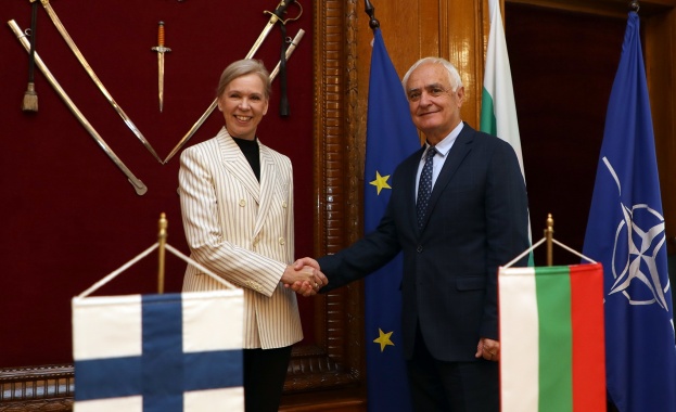 Министърът на отбраната Атанас Запрянов и Н Пр Кристина Кувая