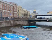 Пътнически автобус падна в река Мойка в Санкт Петербург, трима души са загинали
