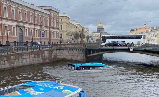В центъра на Санкт Петербург пътнически автобус с около 20