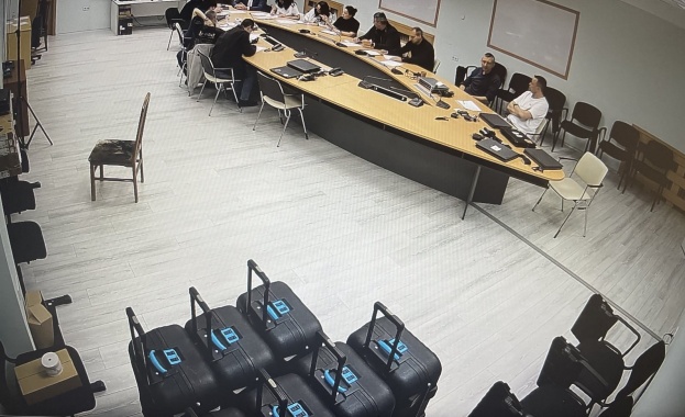 Екипите ангажирани с удостоверяването на машините за гласуване ще работят