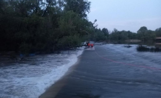 Пожарникари спасиха две момчета от пълноводна река в Плевенско Това